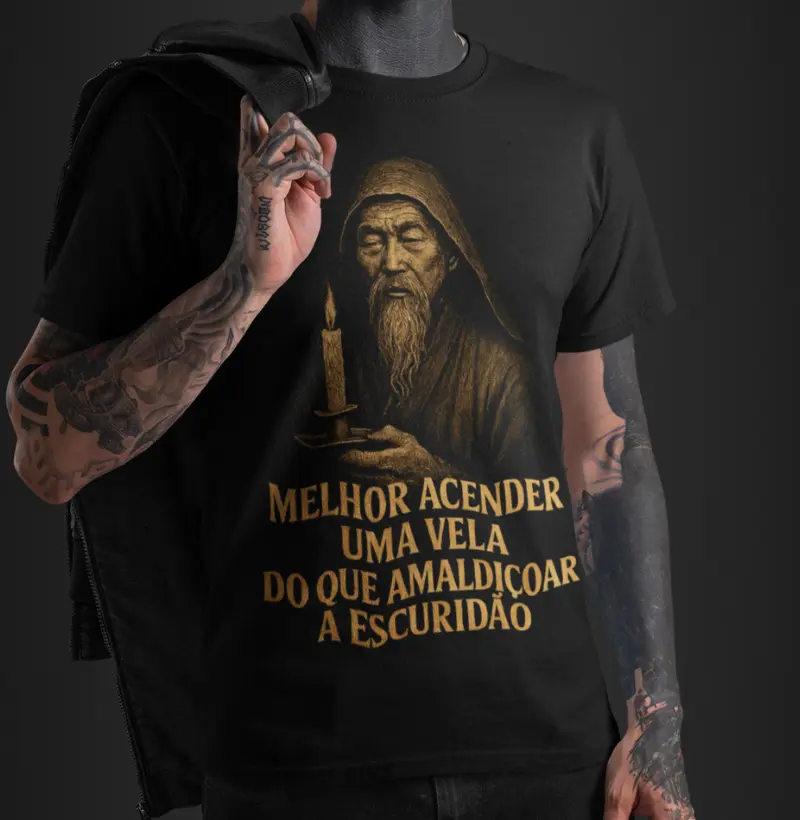 Melhor acender uma vela do que amaldiçoar a escuridão.
