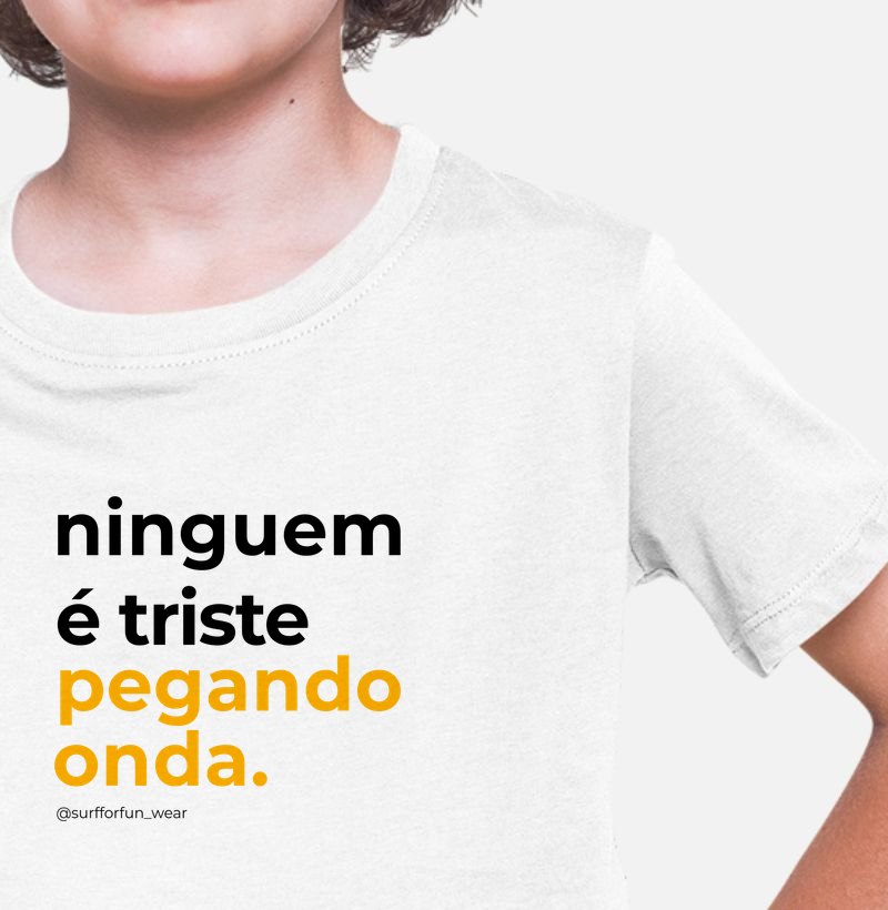 Ninguém é triste pegando onda - Camiseta Infantil