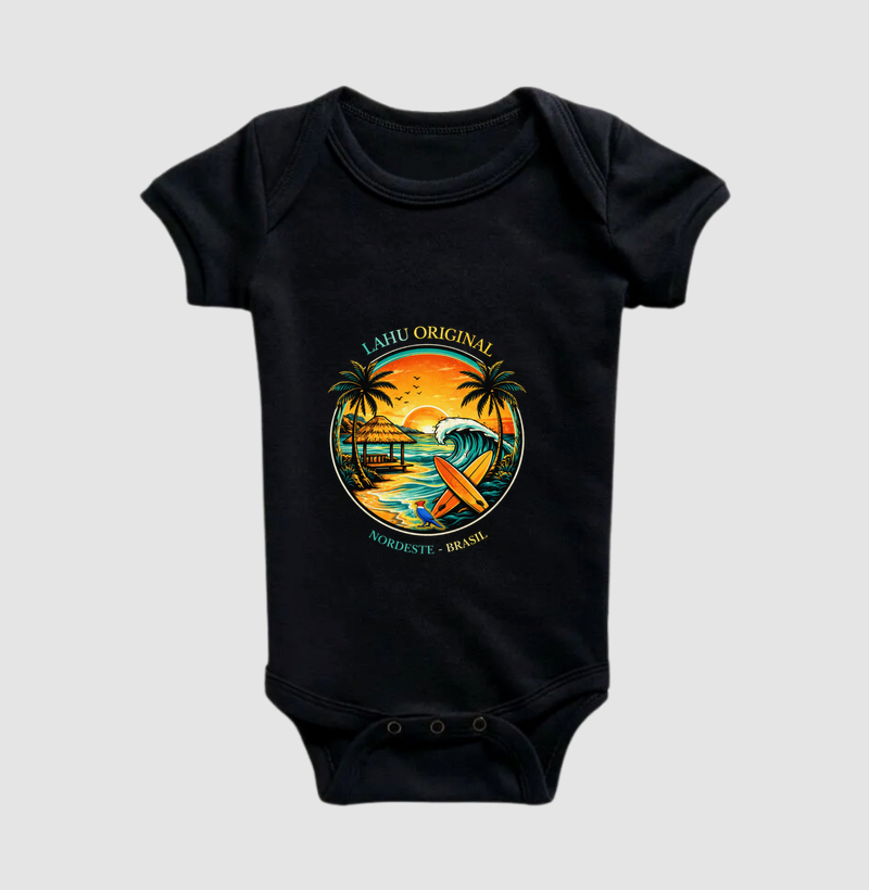 A “Lahu Original” captura o estilo de vida leve e autêntico das praias do Nordeste — sol, mar e boas vibrações. É uma estampa que fala diretamente ao coração de quem ama o litoral e o espírito surfista, tornando-se um sucesso absoluto entre os fãs da marca.