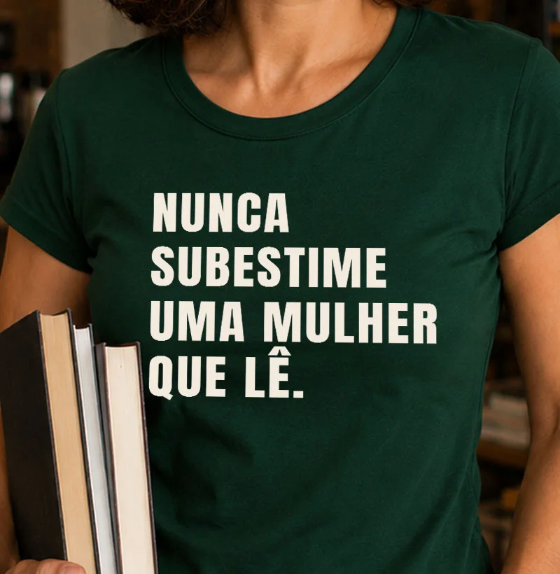 Nunca Subestime uma Mulher que Lê - Camiseta
