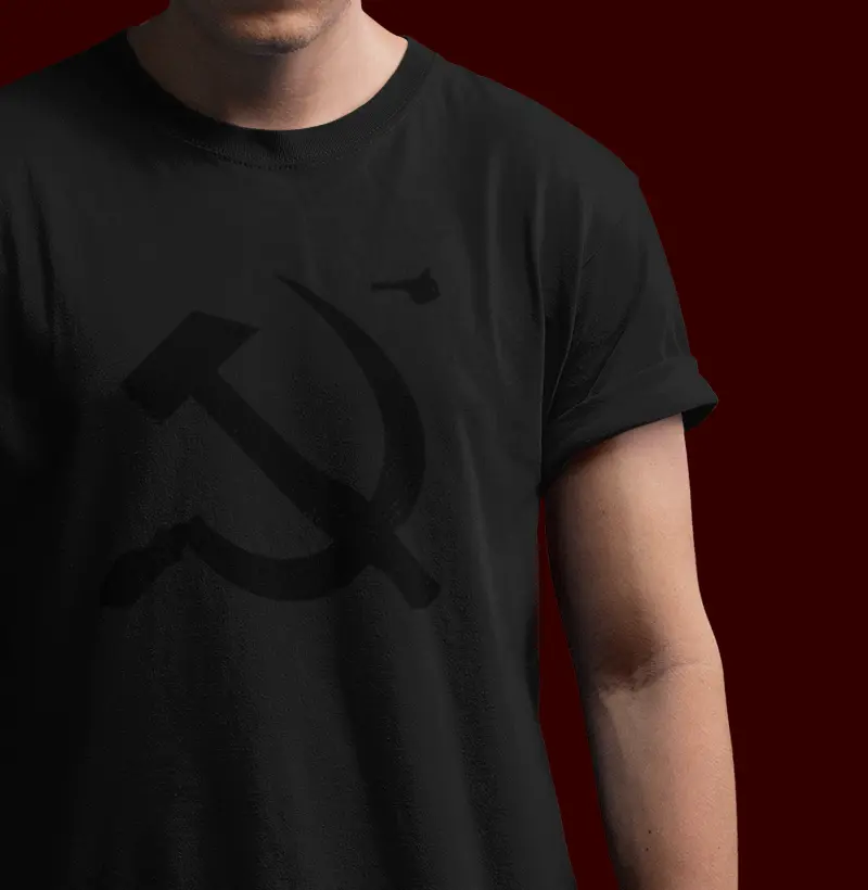 Subliminar Foice e Martelo (camiseta preta com estampa preta, visível dependendo da intensidade e ângulo da luz)