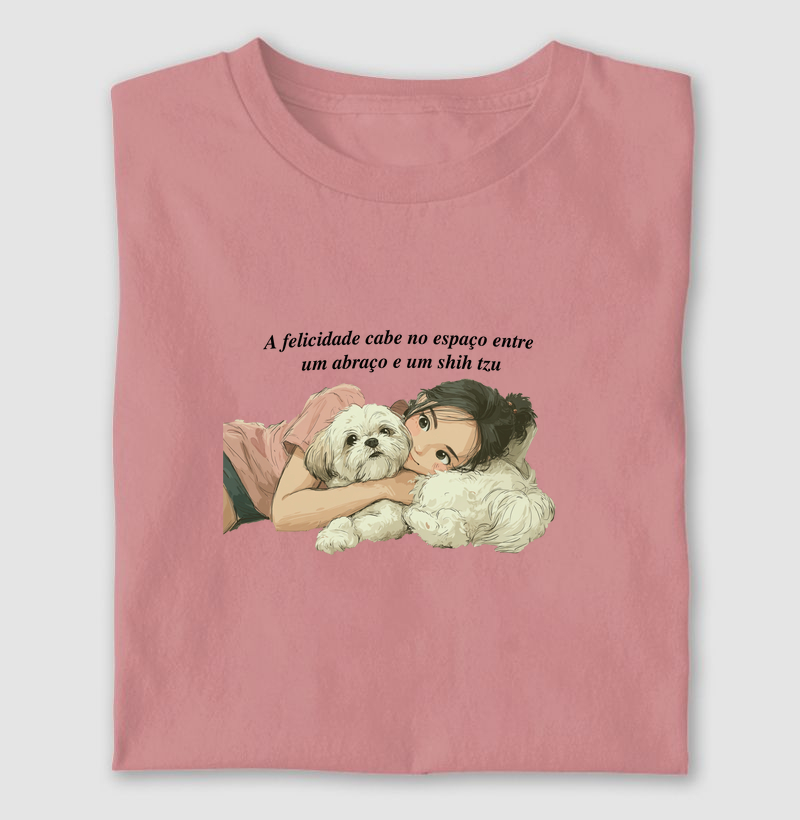 Camiseta A Felicidade Cabe no Espaço Entre um Abraço e um Shih Tzu