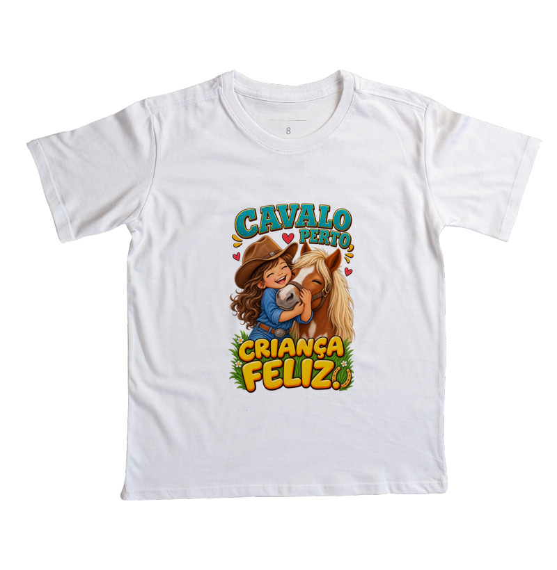 Cavalo perto, criança feliz.