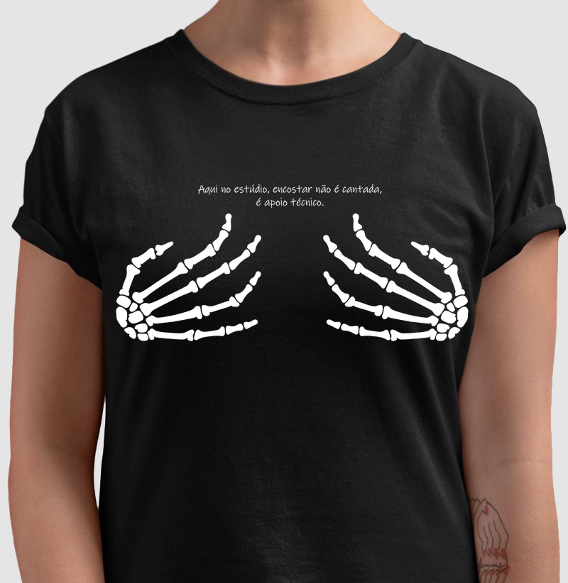 No estúdio, encostar no peito é apoio técnico