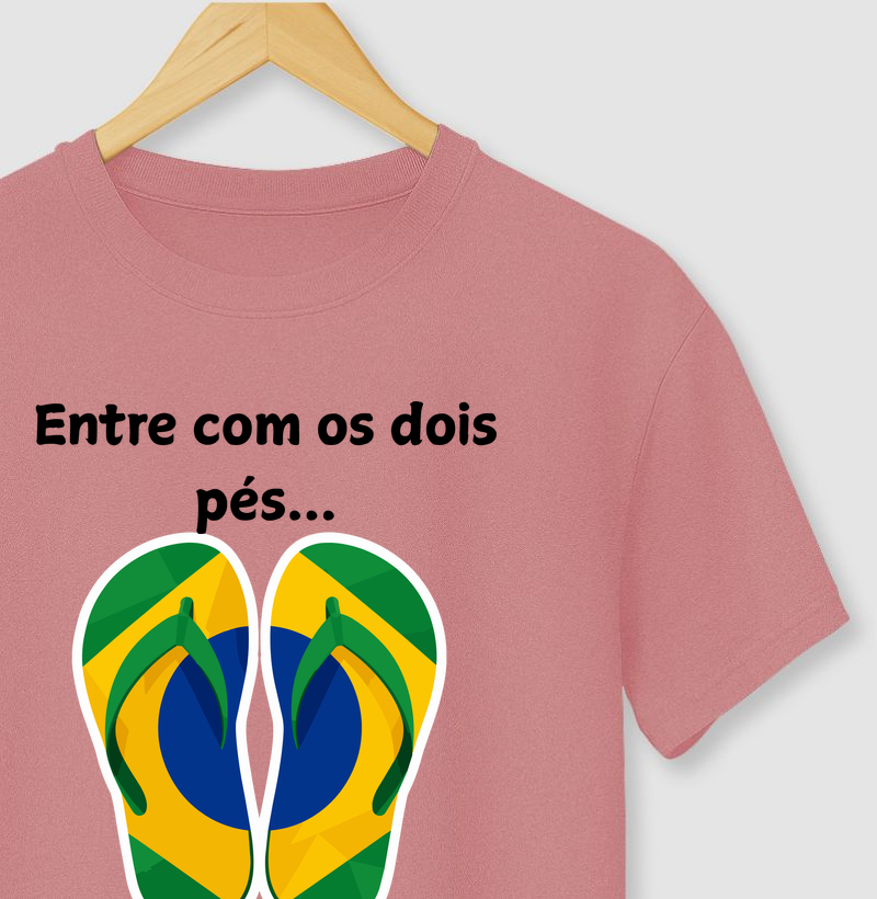 Com os dois pés...
