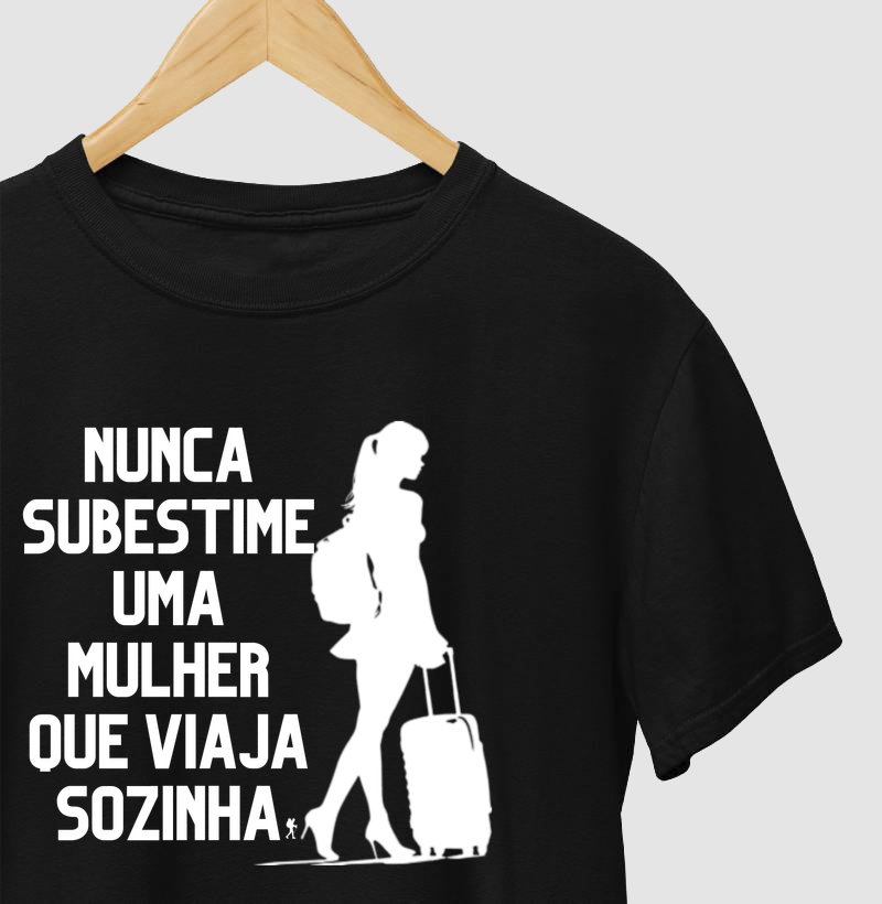 Camiseta Nunca Subestime uma Mulher que Viaja Sozinha | Viagem Solo Feminina | Colecao Viciados em Viagem