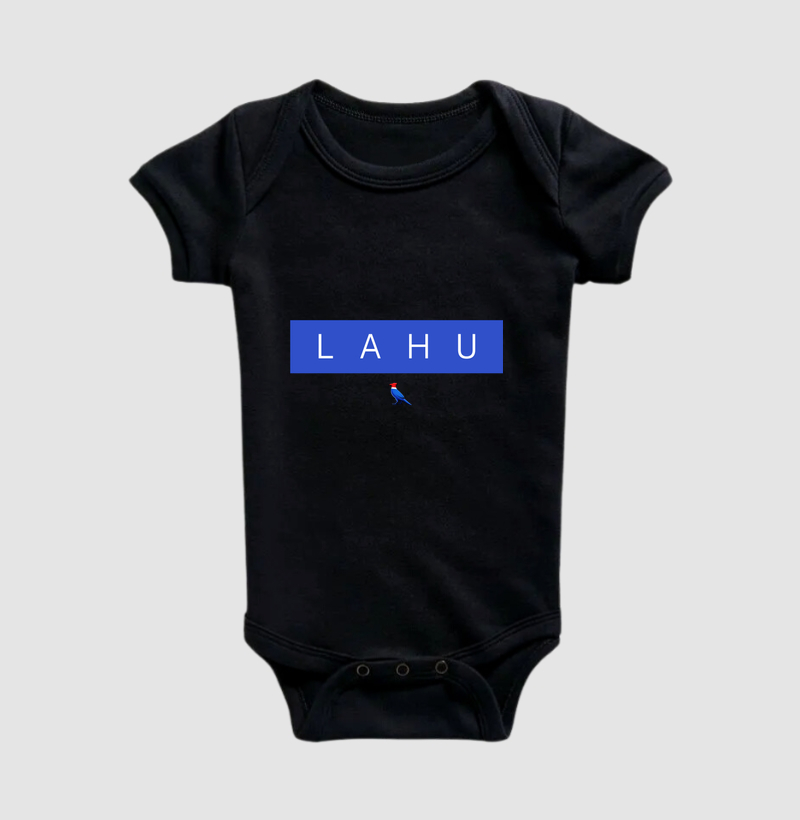 LAHU é mais que uma marca — é um grito de identidade, um símbolo de quem carrega o sol na pele e a coragem no olhar. - Body Infantil