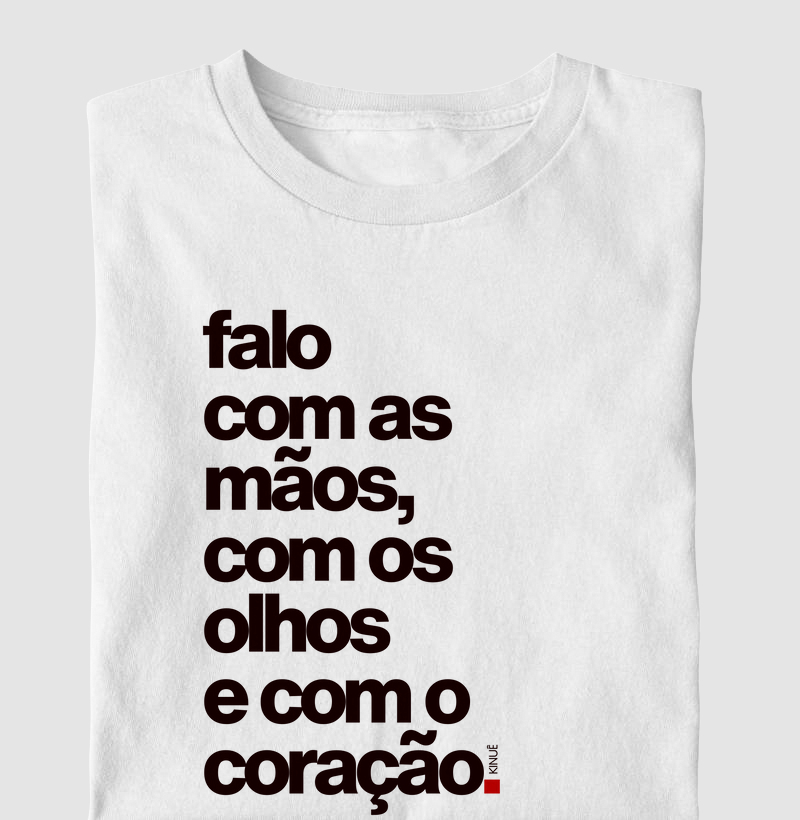 Falo com as mãos, olhos e coração.