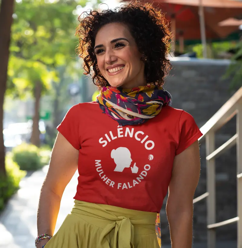 Silêncio, mulher falando