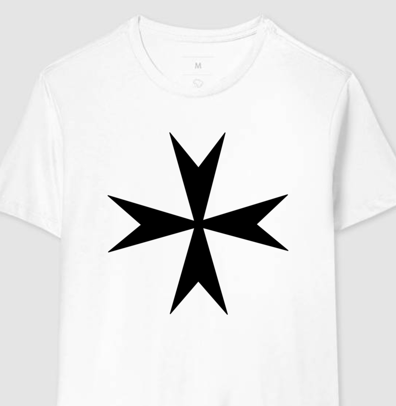 Camiseta branca com cruz estilizada de Malta