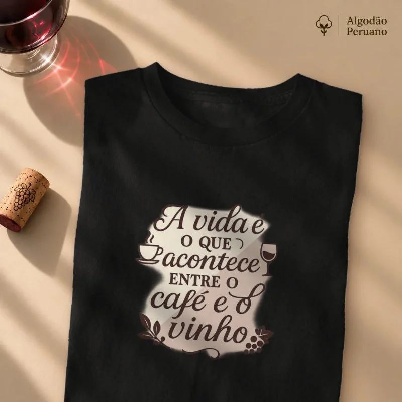 Camiseta A Vida é o que acontece entre o Café e o Vinho - Camiseta Algodão Peruano