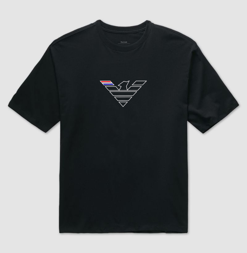 A estampa apresenta uma águia estilizada formada por linhas geométricas precisas, com influência moderna, esportiva e premium. As cores vermelha, branca e azul adicionam personalidade, força e sofisticação ao design. - Camiseta Oversized