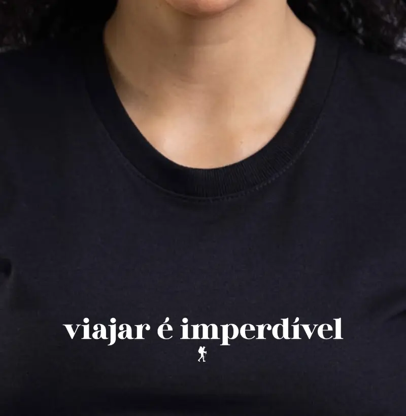 Camiseta Viajar e Imperdivel | Frase Viagem Serifada Minimalista | Colecao Viciados em Viagem