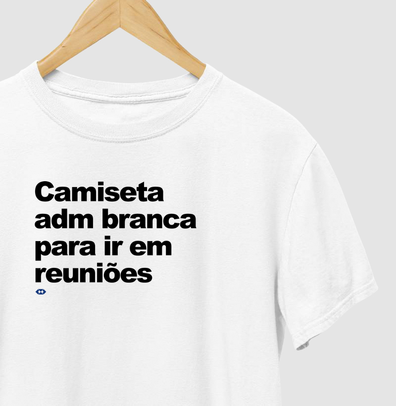Camiseta branca para ir em reuniões