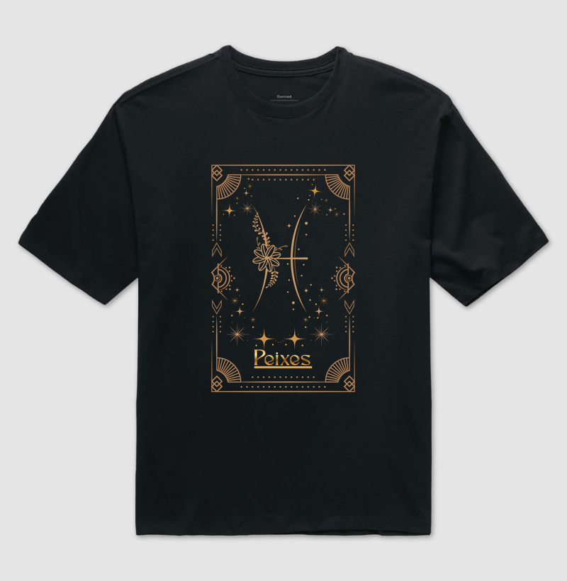 PEIXES — Tarô da Sensibilidade & Sonhos  Nesta estampa mística, o símbolo de Peixes flutua em dourado dentro de uma carta que lembra águas profundas, intuição e imaginação espiritual. Os elementos astrais criam uma atmosfera de sonhos, empatia e conexão com o invisível. Produzida em 100% algodão 30.1 penteado, entrega maciez, suavidade e conforto envolvente. Uma peça para quem sente o mundo com coragem e poesia.