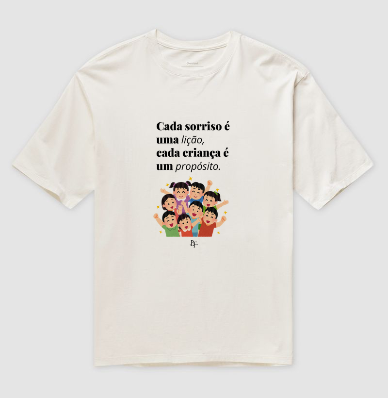 Cada sorriso é uma lição, cada criança é um propósito - Camiseta Oversized