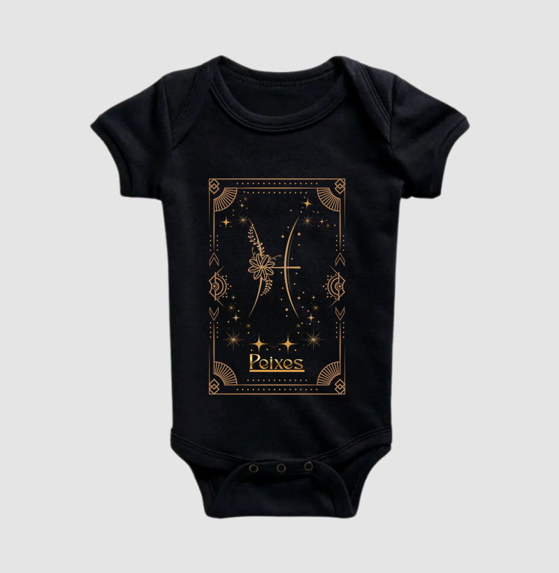 PEIXES — Tarô da Sensibilidade & Sonhos  Nesta estampa mística, o símbolo de Peixes flutua em dourado dentro de uma carta que lembra águas profundas, intuição e imaginação espiritual. Os elementos astrais criam uma atmosfera de sonhos, empatia e conexão com o invisível. Produzida em 100% algodão 30.1 penteado, entrega maciez, suavidade e conforto envolvente. Uma peça para quem sente o mundo com coragem e poesia.
