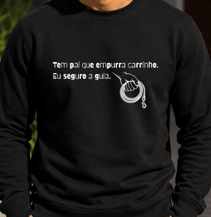 Tem pai que empurra carinho, eu seguro a guia