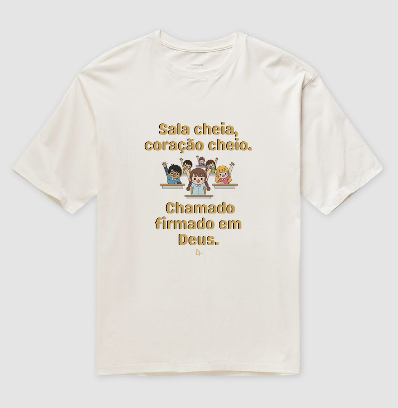 Sala cheia, coração cheio. Chamado firmado em Deus. - Camiseta Oversized