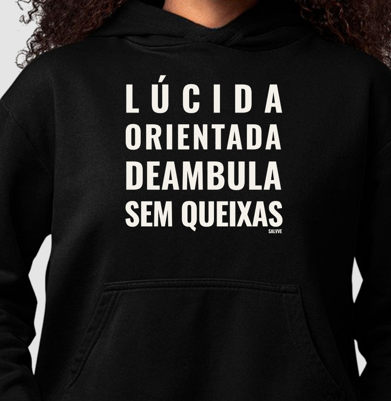 Lúcida, orientada, deambula e sem queixas