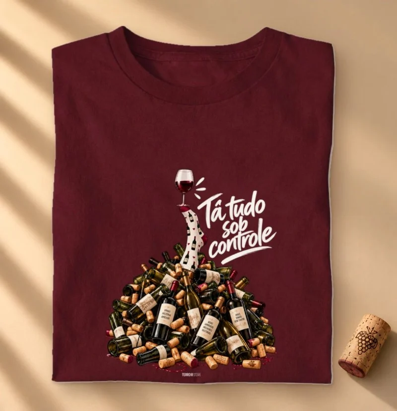 Camiseta “Entre Garrafas e Histórias” – Wine Mood