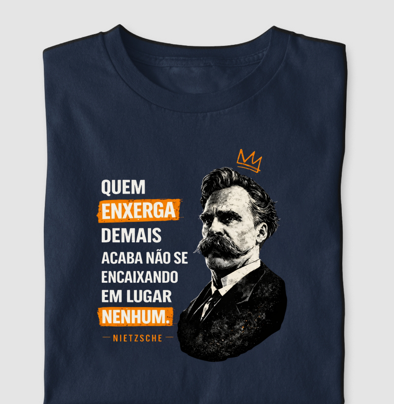Camiseta de Filosofia Frase de Nietzsche "Quem enxerga demais"