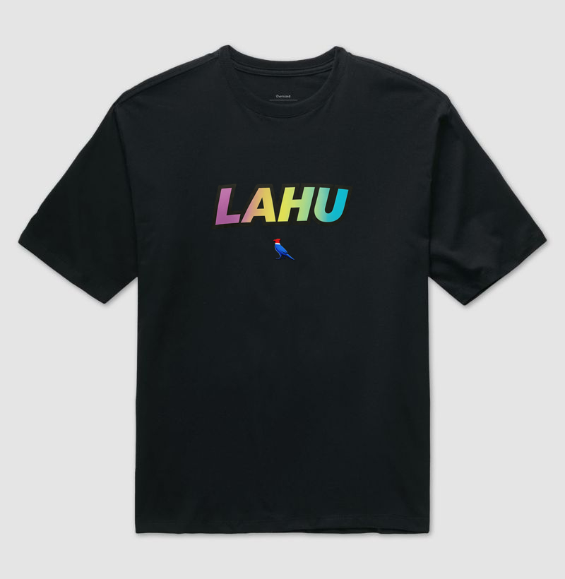✨Uma estampa que une o espírito criativo das ruas com a essência do sertão. LAHU aqui representa ousadia, autenticidade e pertencimento — uma marca que não segue tendências, mas as cria.  - Camiseta Oversized