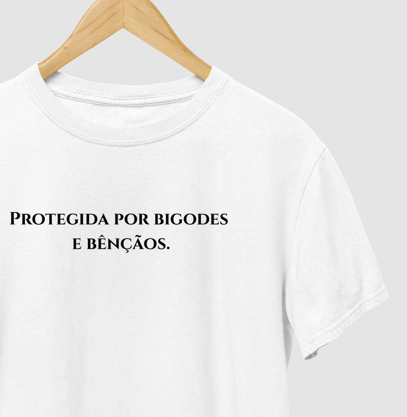 Protegida por bigodes e bênçãos.