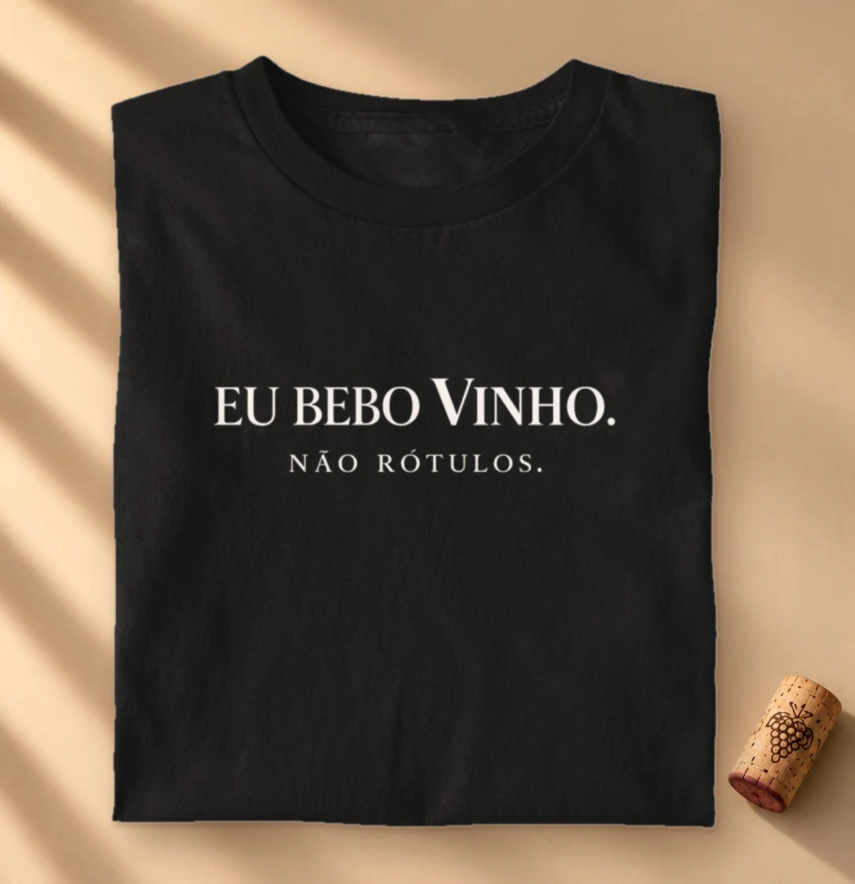 Camiseta Eu Bebo Vinho. Não Rótulos.