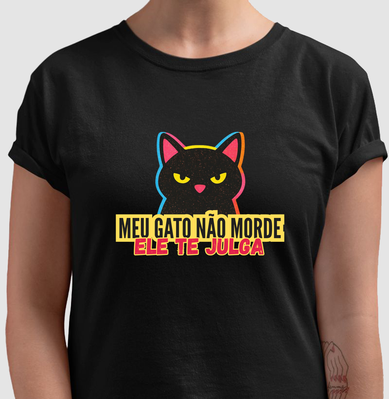 Meu gato não morde, ele te julga - Camiseta