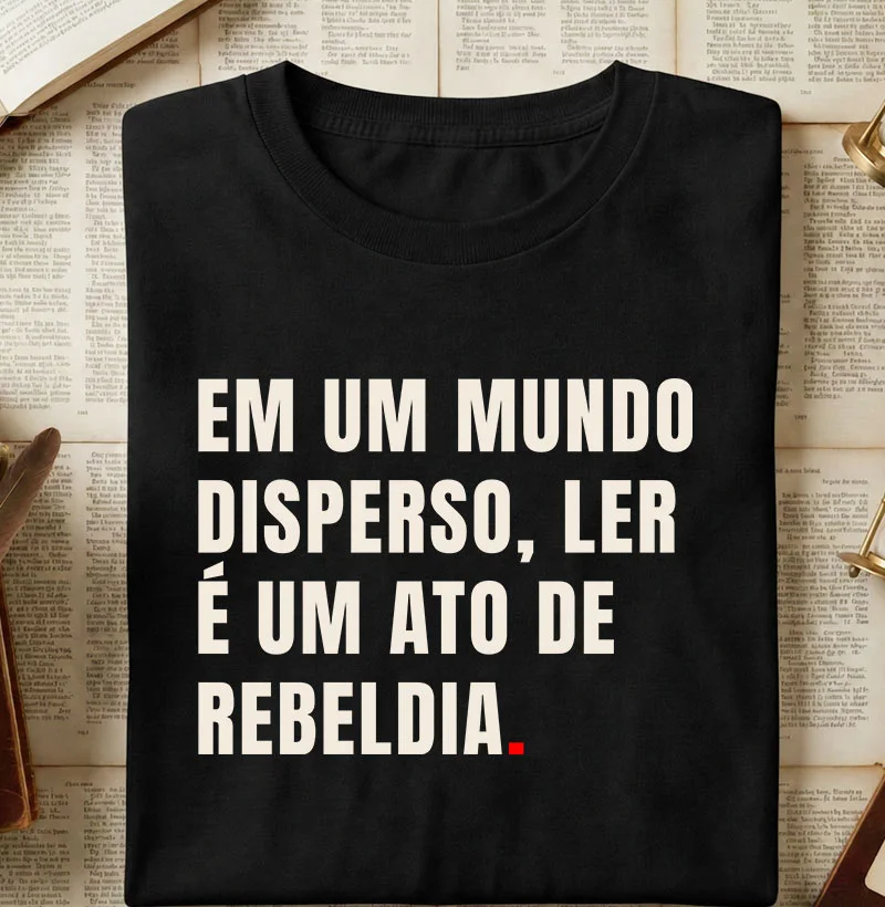 Em um mundo disperso, ler é um ato de rebeldia. - Camiseta