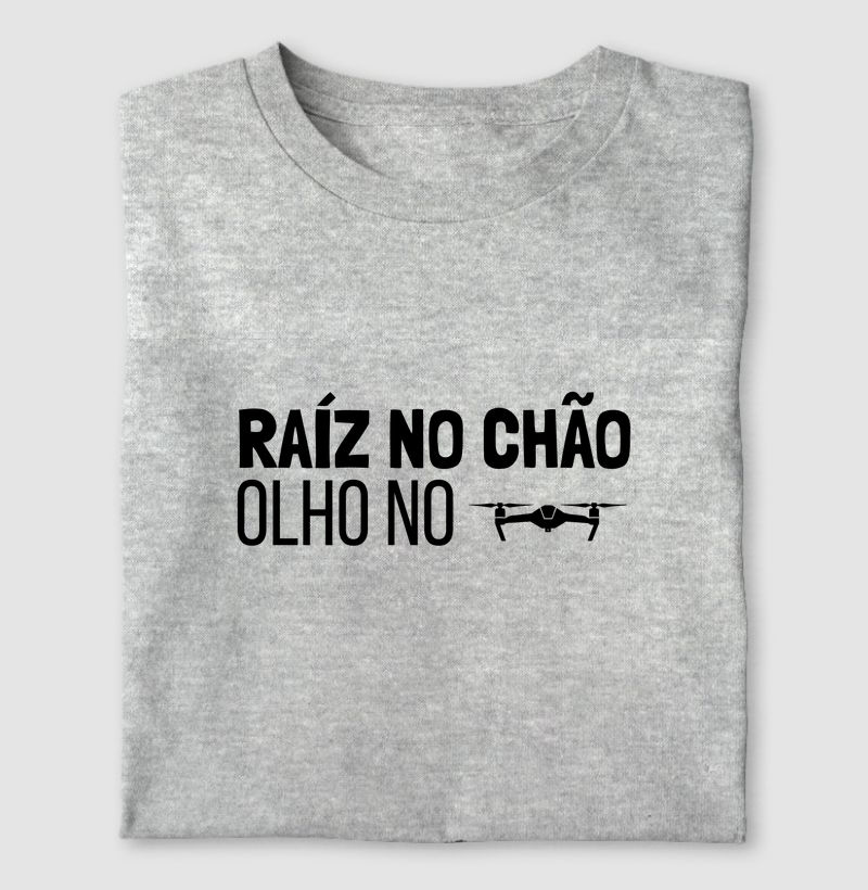 Raíz no chão, olho no drone