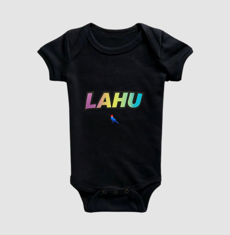 ✨Uma estampa que une o espírito criativo das ruas com a essência do sertão. LAHU aqui representa ousadia, autenticidade e pertencimento — uma marca que não segue tendências, mas as cria.  - Body Infantil