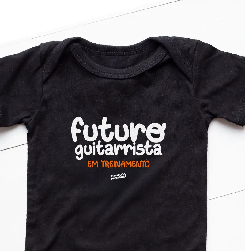 Futuro guitarrista em treinamento