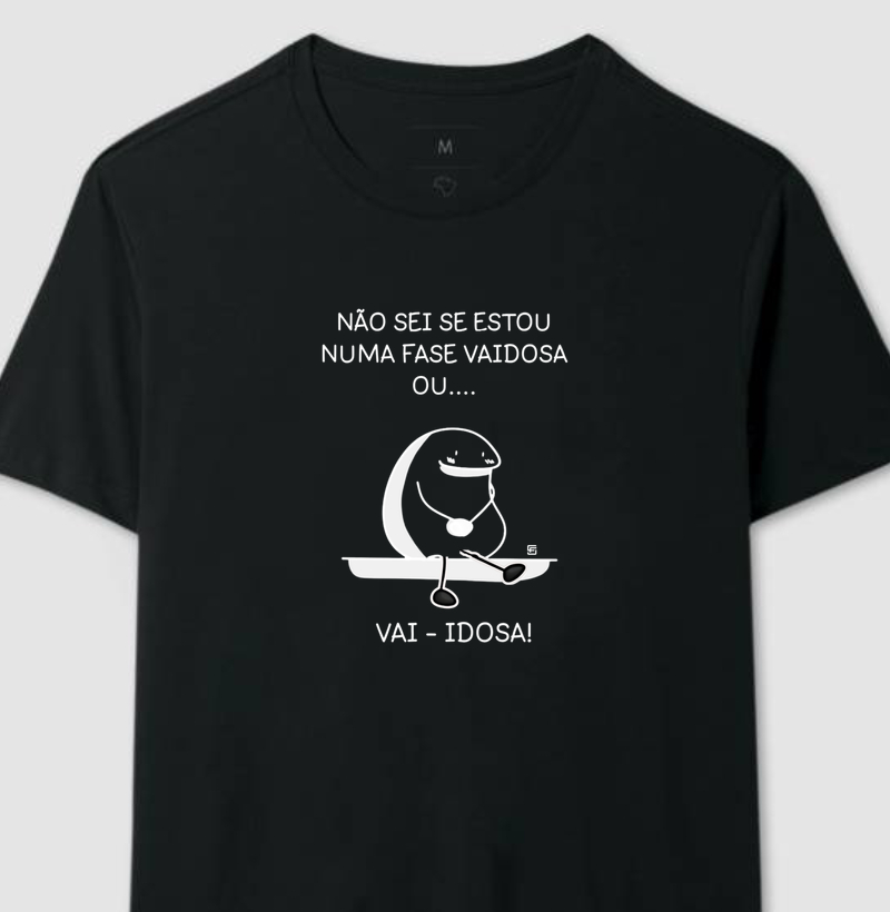 Camiseta Não sei se estou numa fase vaidosa ou...  vai-idosa