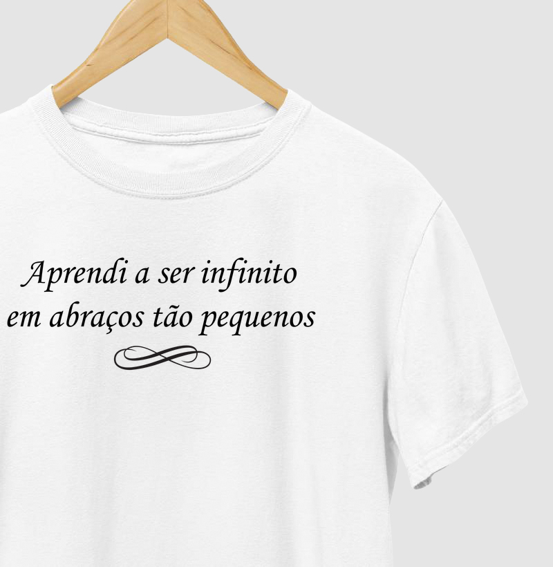 Aprendi a ser infinito em abraços tão pequenos 