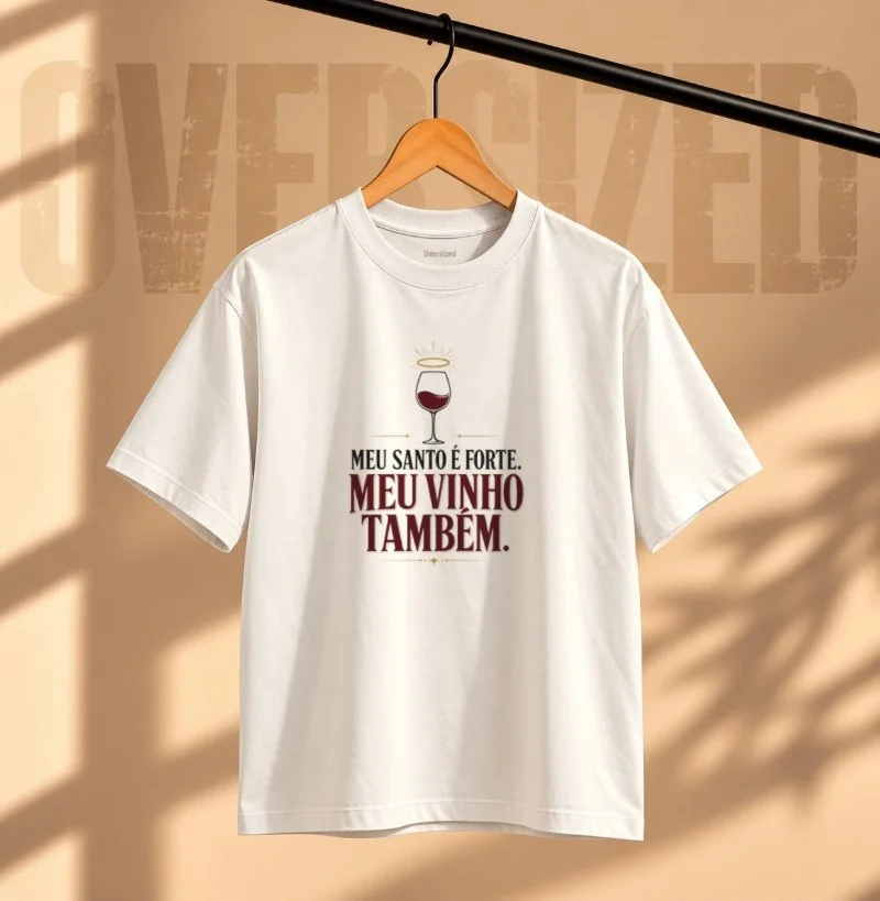 Camiseta Oversized - Meu Santo é Forte! Meu Vinho também! - Camiseta Oversized