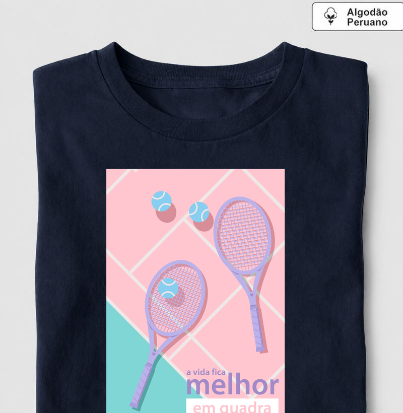 A Vida fica melhor em Quadra - Camiseta Algodão Peruano