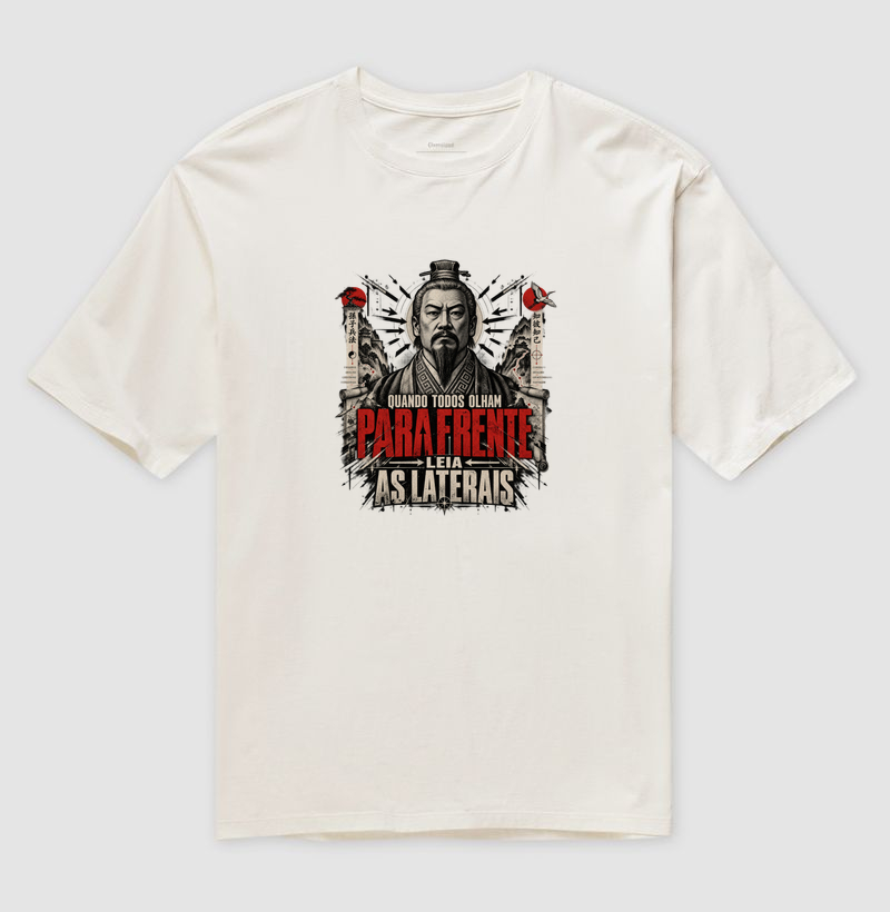Sun Tzu - Quando Todos Olham Para Frente, Leia as Laterais - Camiseta Oversized