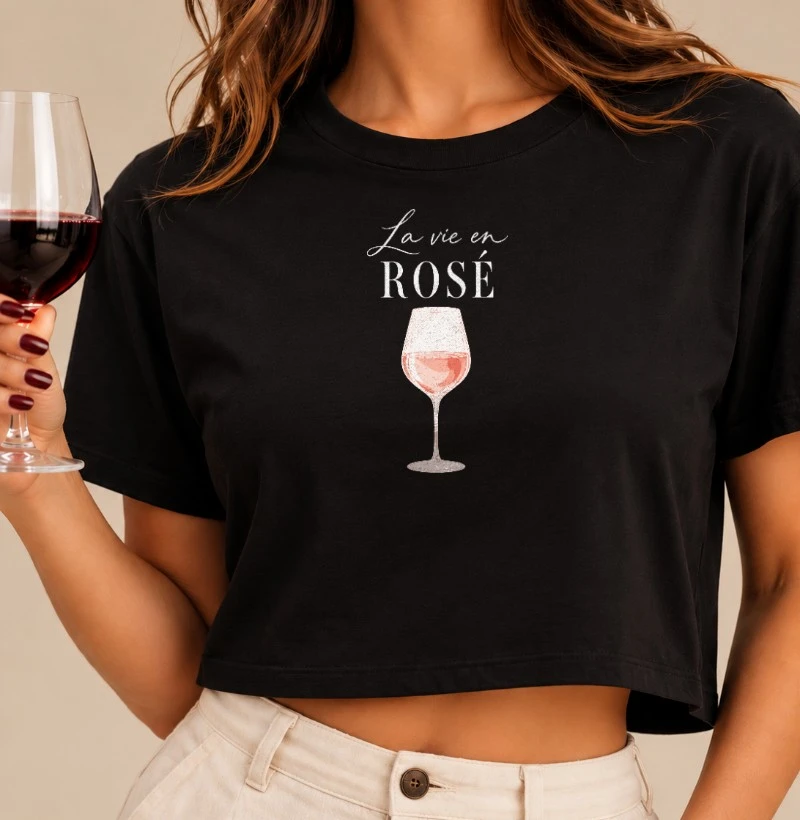 Camiseta Cropped La Vie en Rosé – Taça de Vinho Rosé - Cropped