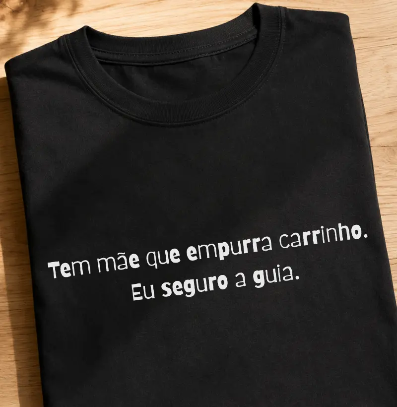 Tem mãe que empurra carrinho eu seguro a guia