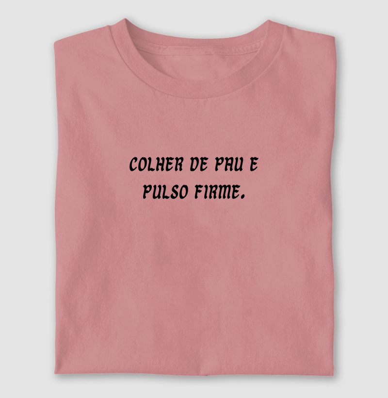 Colher de pau e pulso firme.