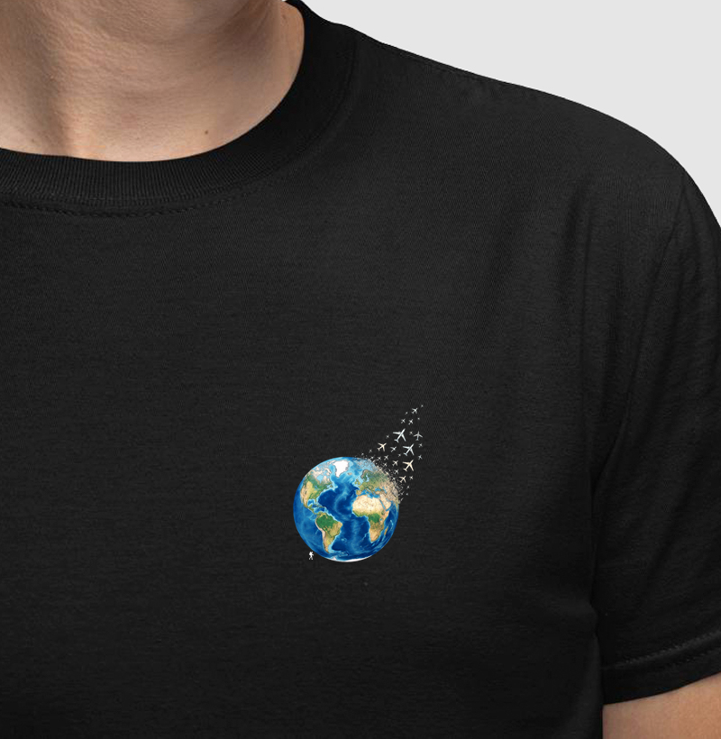 Camiseta Globo Terrestre Avioes Dispersos Bolso | Arte 3D Viagem Mundo Pocket | Colecao Viciados em Viagem