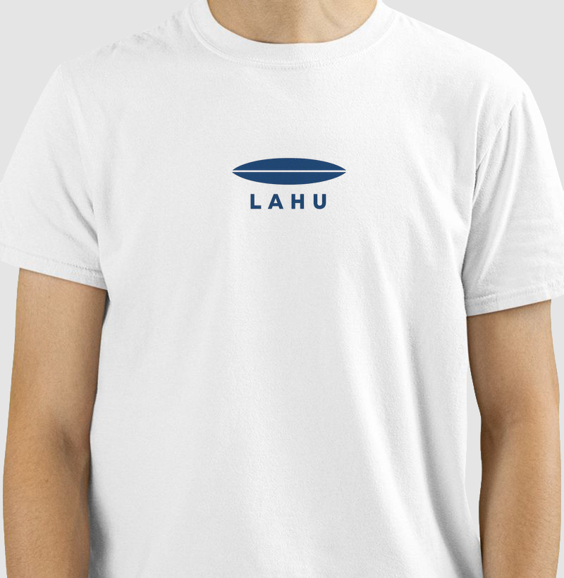 Minimalista, elegante e poderosa — essa estampa da LAHU traduz força e sofisticação em cada linha. O design limpo, com formas precisas e o azul profundo, transmite confiança e equilíbrio, evocando a energia do mar e o espírito livre de quem sabe o que quer.