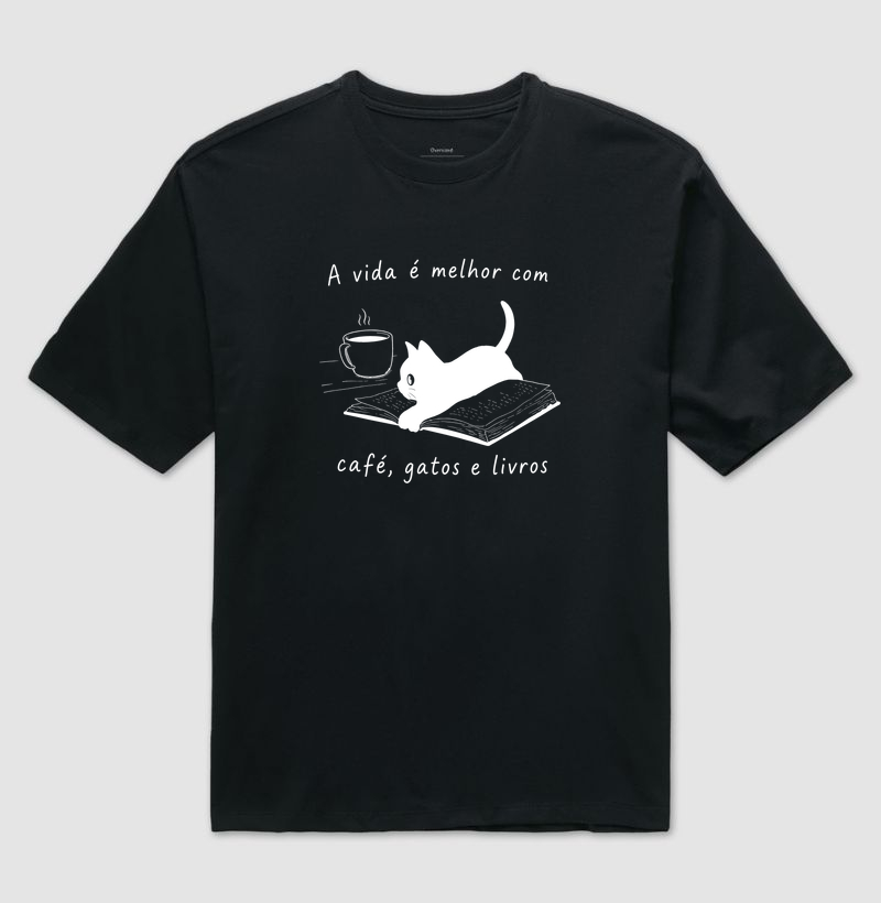 A Vida é Melhor com Café, Gatos e Livros - Camiseta Oversized