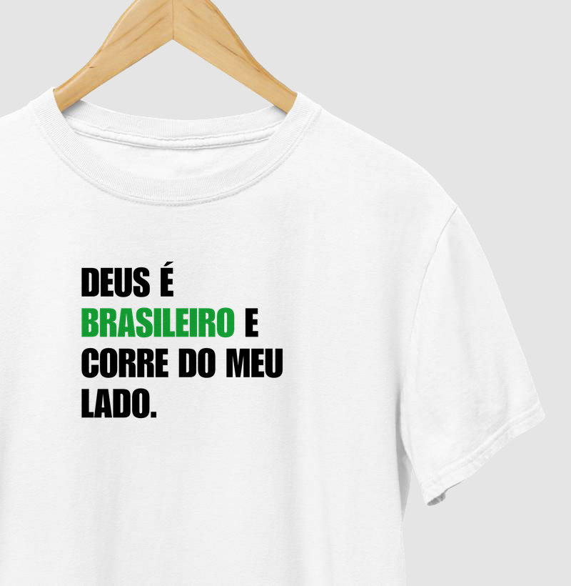 Deus é brasileiro e corre do meu lado.
