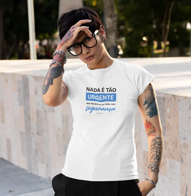 T-Shirt Feminina Branca - Nada é tão urgente