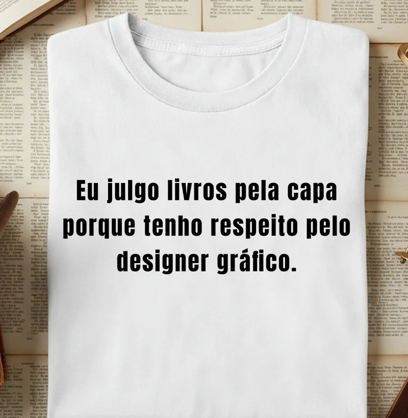Eu julgo livros pela capa - Camiseta