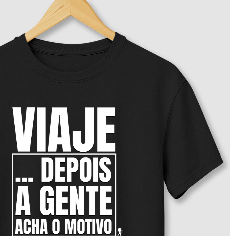 Camiseta Viaje Depois a Gente Acha o Motivo | Frase Viagem Bold | Colecao Viciados em Viagem | Excursionista