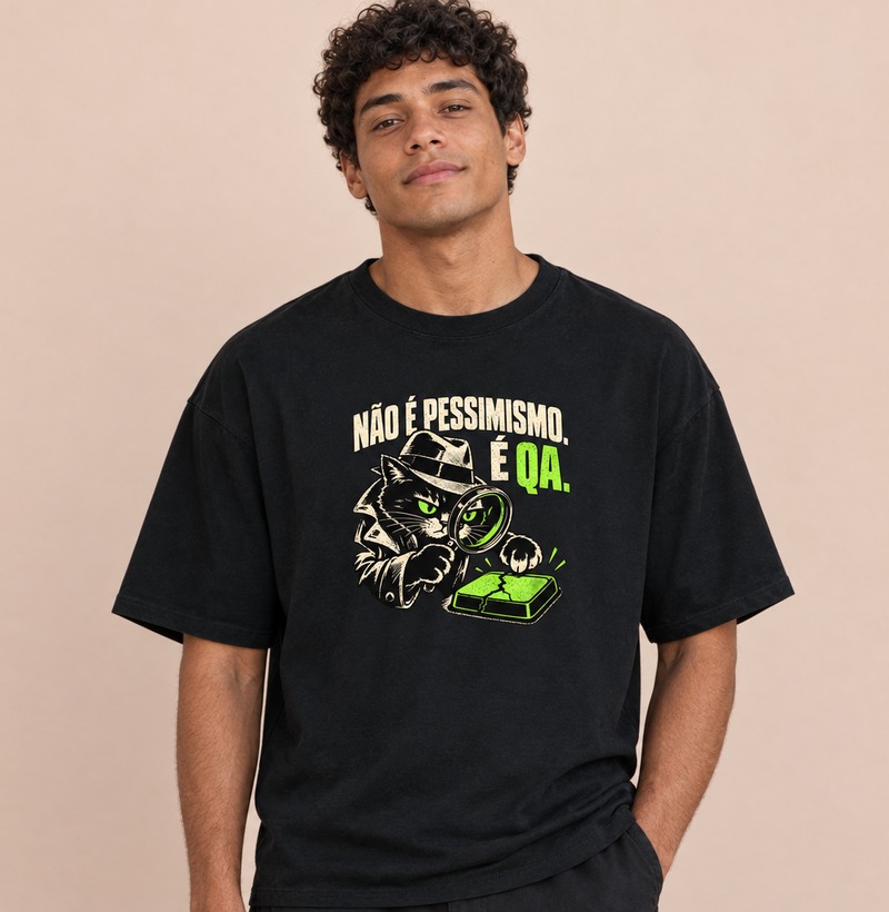 Não é pessimismo. É QA. — Camiseta Oversized
